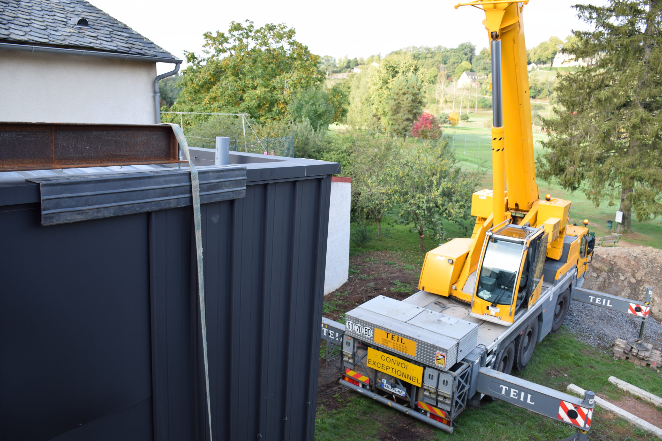 Installation des structures modulaires Modul'Theil par une grue en Auvergne-Rhône-Alpes.